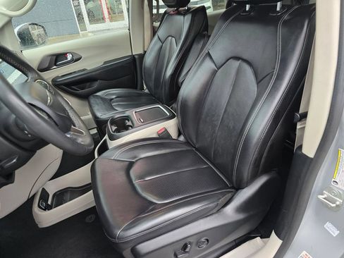 Used 2023 Chrysler Pacifica Touring-L FWD image 19
