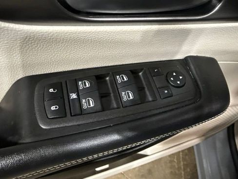 Used 2022 Chrysler Pacifica Touring-L w/ Uconnect Theater Family Group AWD/4WD image 3