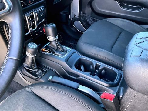 Used 2018 Jeep Wrangler Unlimited Sahara image 16