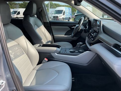 Used 2023 Toyota Highlander XLE FWD image 22