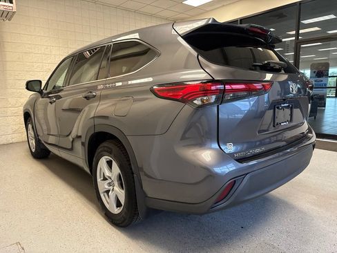 Used 2021 Toyota Highlander LE AWD/4WD image 3