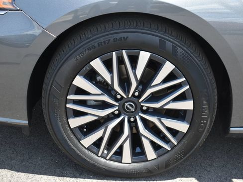 Used 2024 Nissan Altima 2.5 SV FWD image 11
