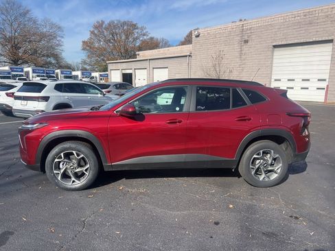 Used 2025 Chevrolet Trax LT w/ LT Convenience Package image 7