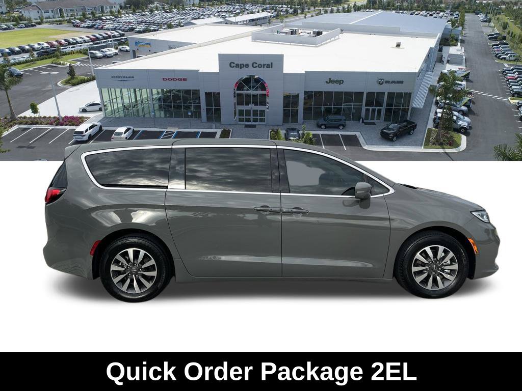 Used 2022 Chrysler Pacifica Touring-L w/ Uconnect Theater Family Group FWD image 4