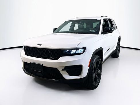 Used 2024 Jeep Grand Cherokee Altitude image 3