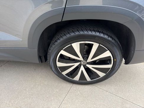 Used 2022 Volkswagen Taos SE w/ Panoramic Sunroof Package image 12