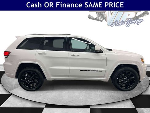 Certified 2022 Jeep Grand Cherokee Laredo X AWD/4WD image 5