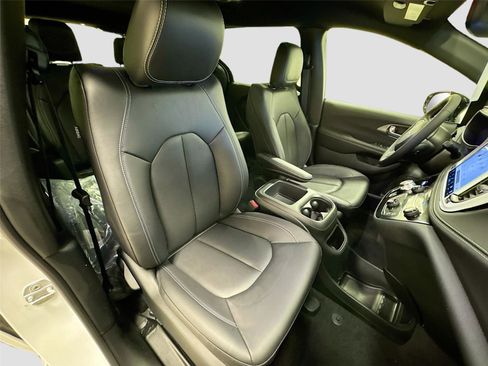 New 2026 Chrysler Pacifica Select image 27