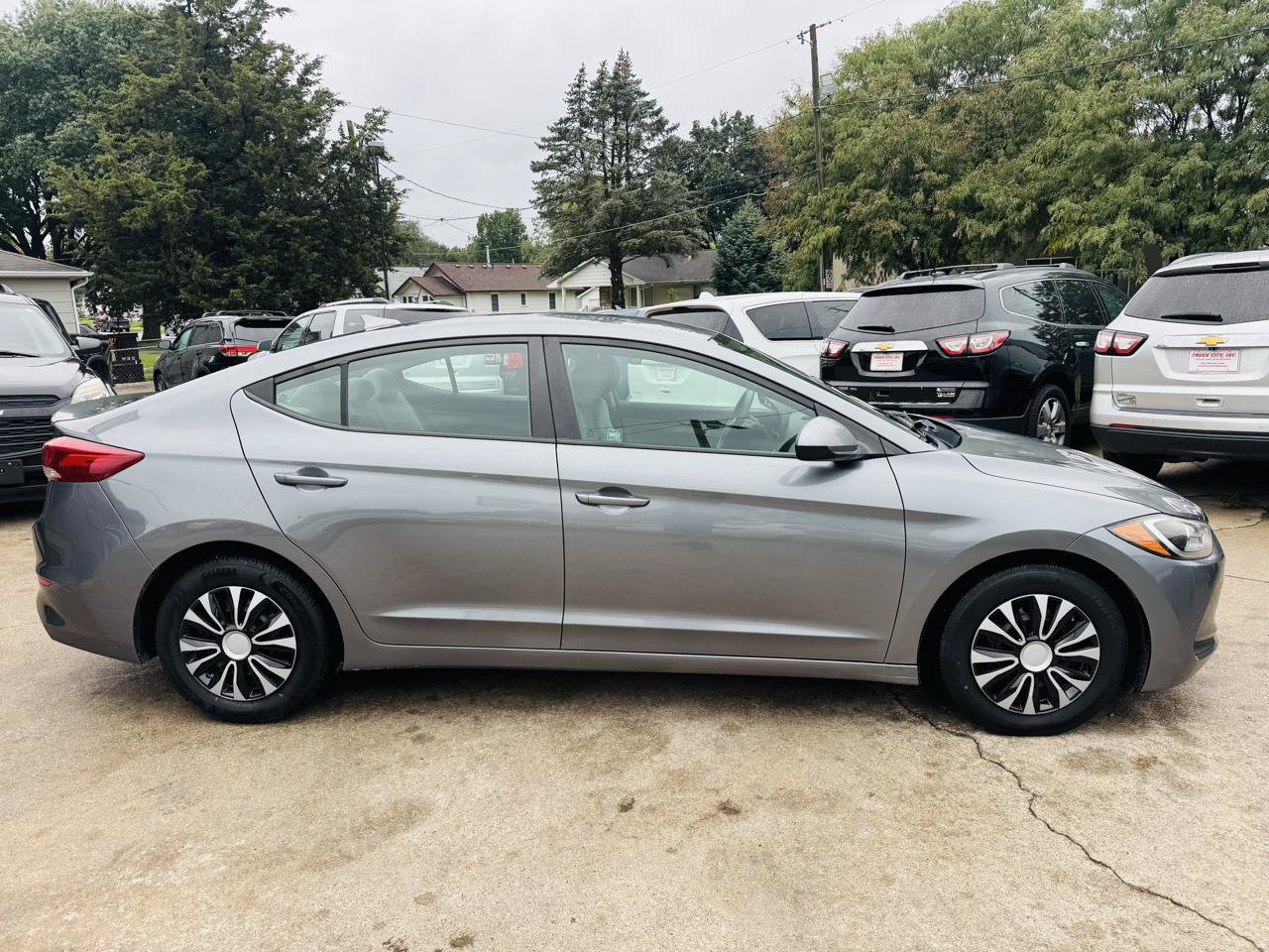 Used 2017 Hyundai Elantra SE FWD image 2