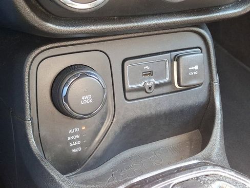 Used 2016 Jeep Renegade Latitude AWD/4WD image 25