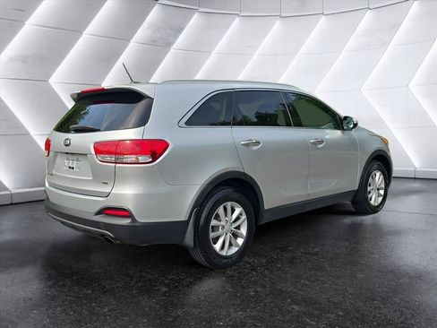 Used 2017 Kia Sorento FWD image 5