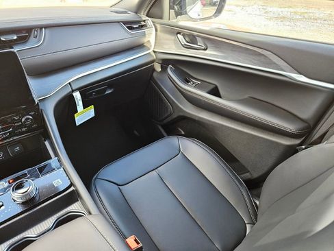 New 2025 Jeep Grand Cherokee Limited w/ Black Appearance Package image 15