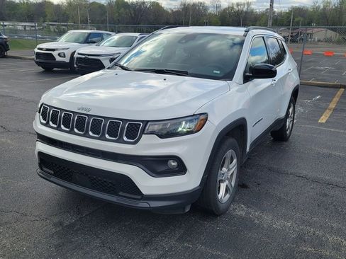 Used 2024 Jeep Compass Latitude AWD/4WD image 2