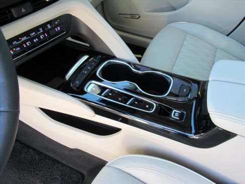 Used 2022 Buick Envision Avenir w/ Technology Package II image 17