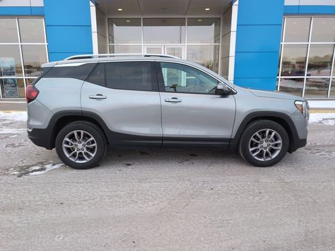 Used 2024 GMC Terrain SLT w/ Infotainment Package II image 1