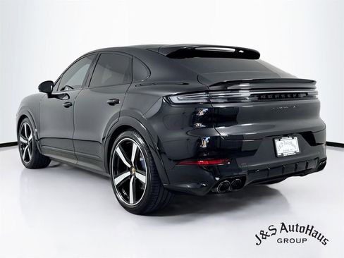 Used 2025 Porsche Cayenne GTS AWD/4WD image 5