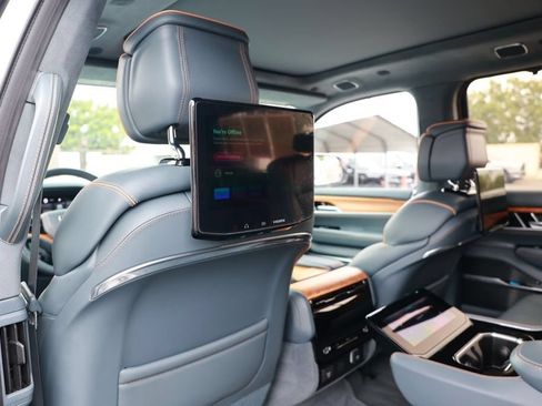 Used 2022 Jeep Grand Wagoneer Series III w/ Rear Seat Video Group 1 AWD/4WD image 38