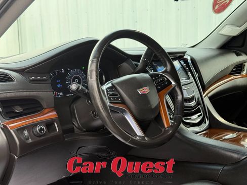 Used 2017 Cadillac Escalade Luxury RWD image 11