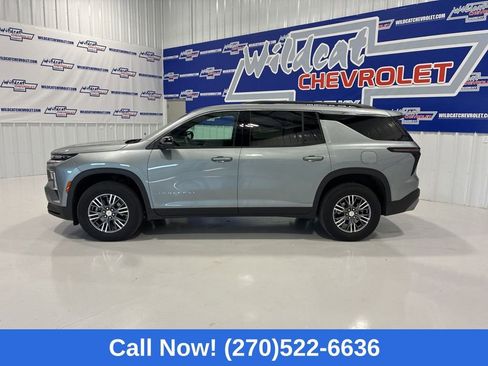 Used 2026 Chevrolet Traverse LT image 3