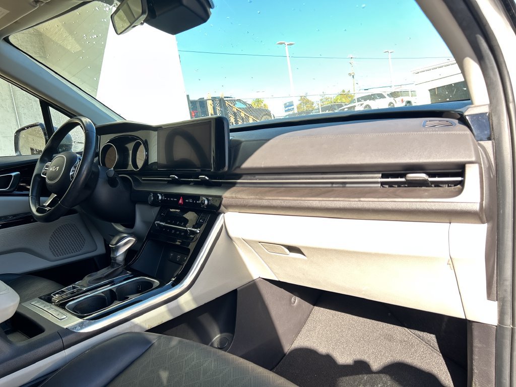 Used 2024 Kia Carnival EX FWD image 16