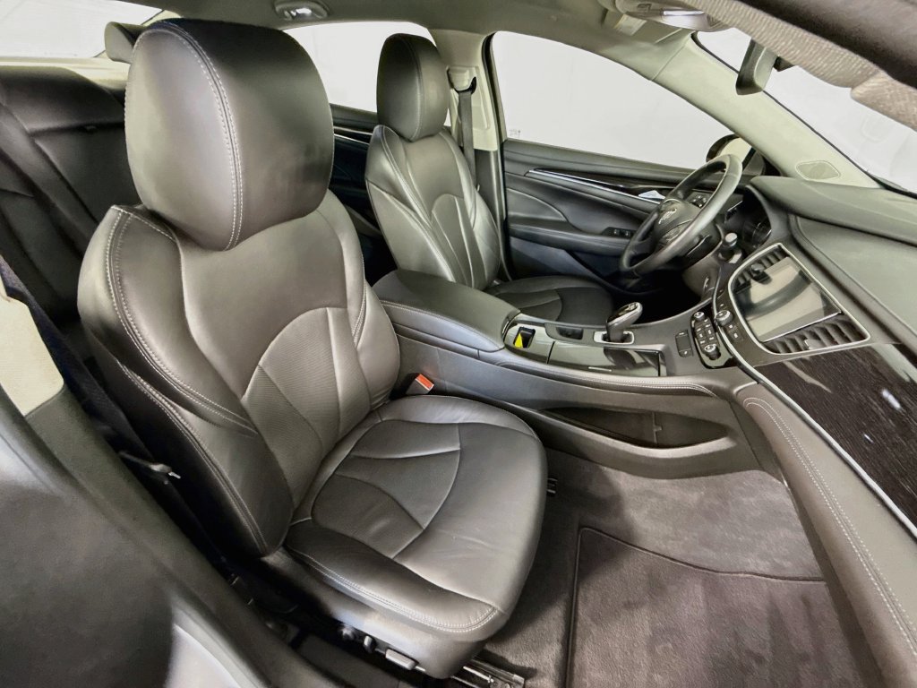 Used 2017 Buick LaCrosse Essence FWD image 29