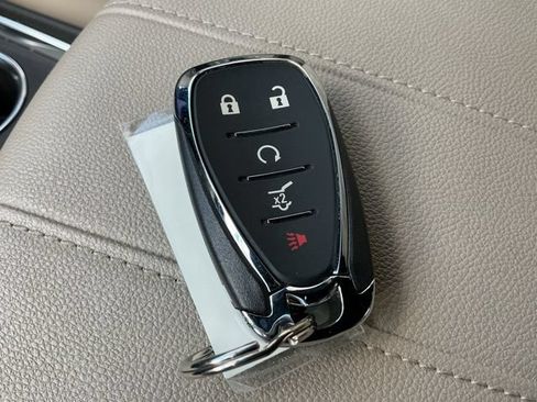 Used 2023 Chevrolet Traverse LT FWD image 28