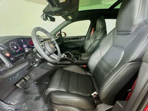 Certified 2026 Porsche Cayenne GTS AWD/4WD image 34