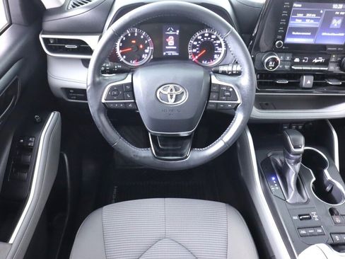 Used 2020 Toyota Highlander LE AWD/4WD image 32