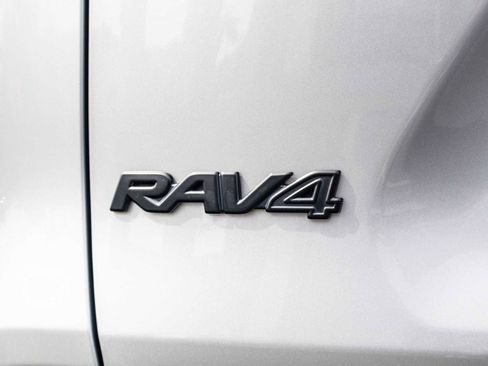 Used 2019 Toyota RAV4 XLE w/ Convenience Package FWD image 12