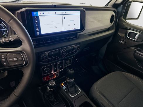 Used 2025 Jeep Wrangler Willys image 25