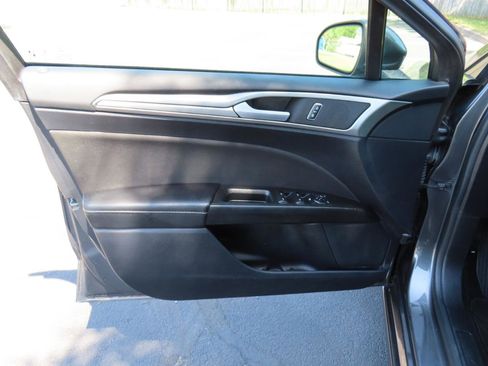 Used 2020 Ford Fusion SE FWD image 15