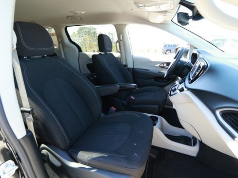 Used 2023 Chrysler Voyager LX image 28