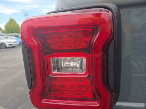 Used 2024 Jeep Wrangler Unlimited Rubicon AWD/4WD image 10