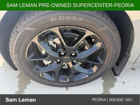 Used 2023 Chrysler Pacifica Limited w/ Uconnect Theater Family Group FWD image 6