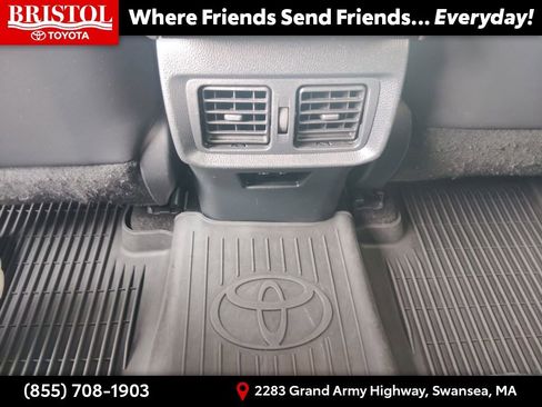 Used 2022 Toyota Venza XLE AWD/4WD image 17