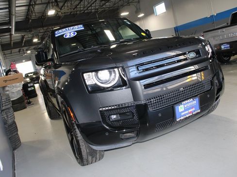 Used 2025 Land Rover Defender 110 X-Dynamic SE image 4