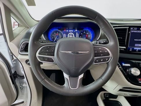 Used 2023 Chrysler Pacifica Touring-L FWD image 12