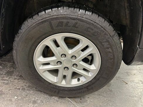 Certified 2023 Jeep Grand Cherokee Laredo image 30