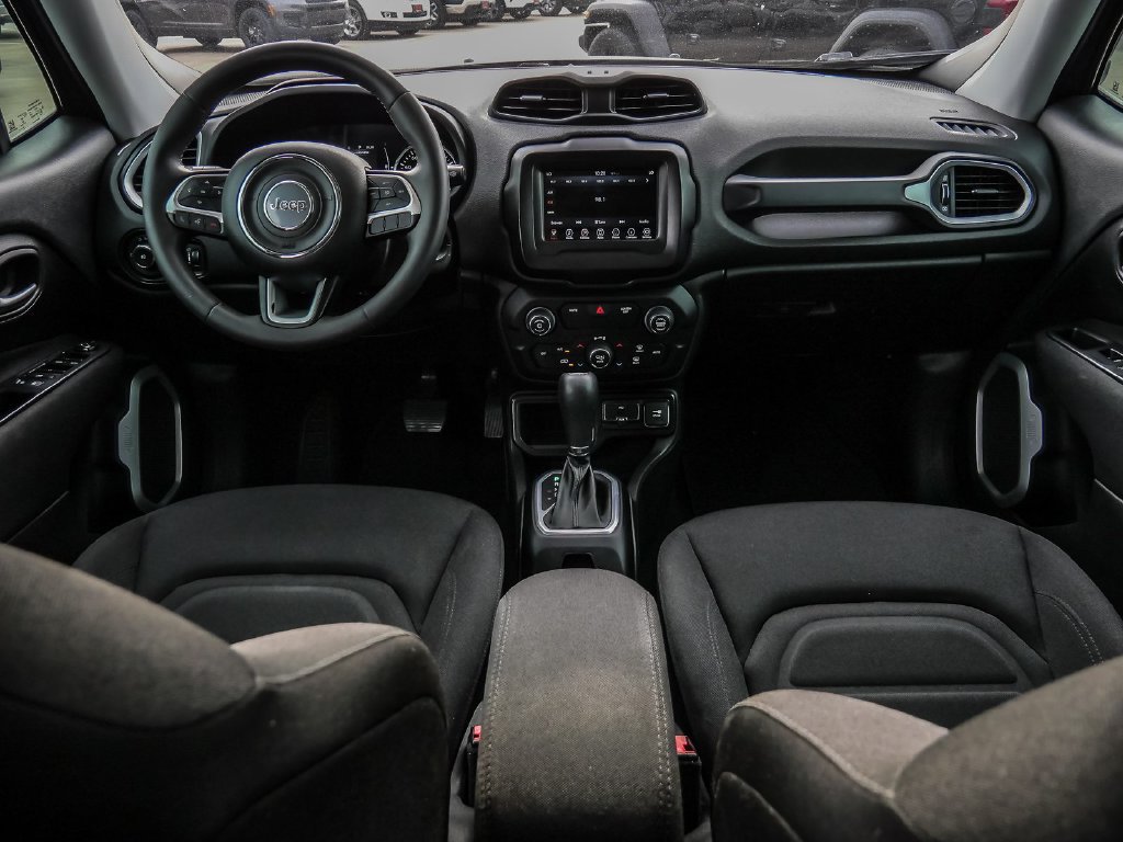 Used 2018 Jeep Renegade Latitude FWD image 21