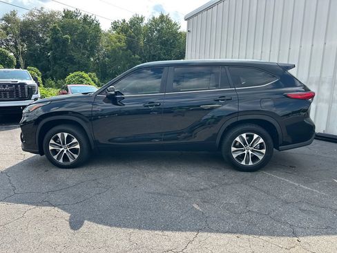 Used 2023 Toyota Highlander XLE FWD image 9