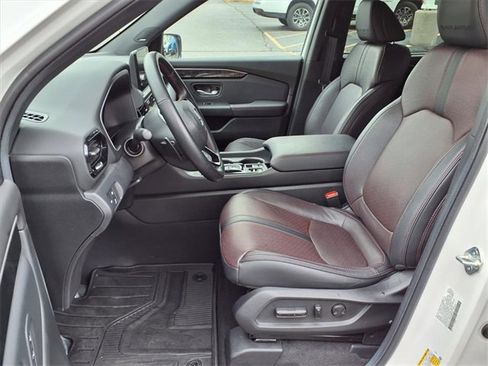 Certified 2025 Honda Pilot Black Edition image 4