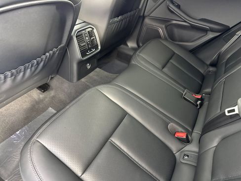 Certified 2025 Porsche Macan image 14