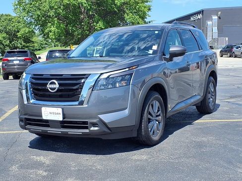 Used 2024 Nissan Pathfinder SV FWD image 2