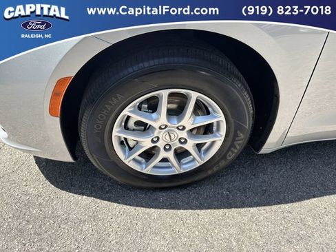 Used 2024 Chrysler Pacifica Touring-L FWD image 13