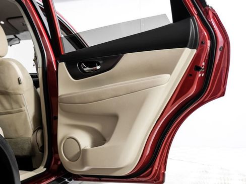 Used 2015 Nissan Rogue SV image 45