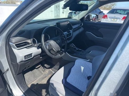 Used 2021 Toyota Highlander LE image 6
