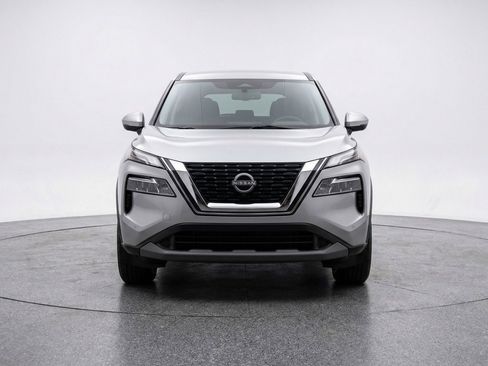 Used 2025 Nissan Rogue SV FWD image 2