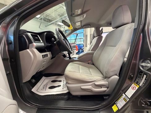 Used 2015 Toyota Highlander LE AWD/4WD image 54