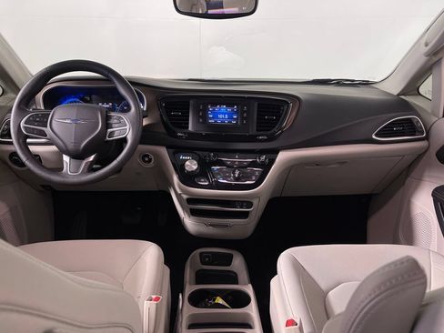 Used 2017 Chrysler Pacifica LX FWD image 14