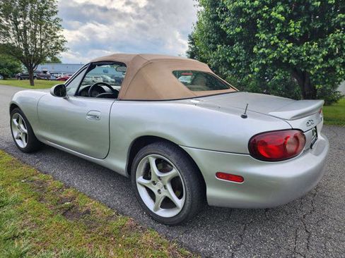 Used 2001 MAZDA MX-5 Miata RWD image 8